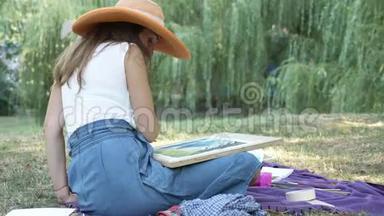 有女儿在公园里用水彩画画画的女人